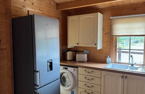 Waterlooville Cabina | Rustic Log Cabin Hideaway – Romantic Couples’ Retreat in South Downs