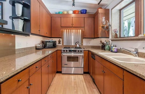 Covert Casa | Charming Mid - Century home in the lovely Palisades Park gated community.