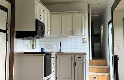 Town of Sharon Casa | The Pasture Perch: Renovated Camper, Mountain Views & Grazing Animals