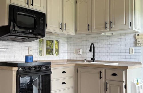 Town of Sharon Casa | The Pasture Perch: Renovated Camper, Mountain Views & Grazing Animals