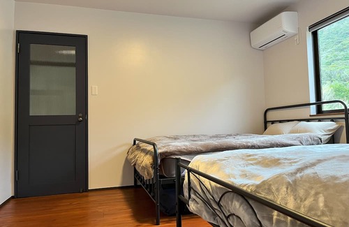 Setouchi Complejo | Hoshiyadori is a guesthouse located at the southernmost tip of Amami Oshima, a remote island in Japan. After swimming with sea turtles on the beach in front of you, enjoy a barbecue under the stars!