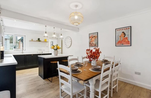 Guildford Casa | The Guildford Manor | Free Parking | 6 Beds