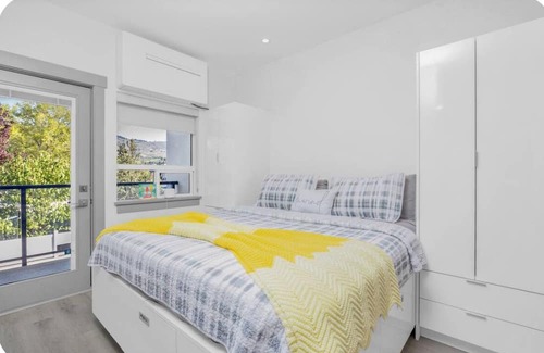 Vernon Complejo | Lakeview King Studio Suite with Full Kitchen – $2,000/Month Rental in Vernon, BC