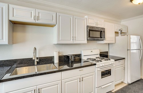El Rancho Casa | 12 Mi to Downtown LA: Quiet Getaway w/Patio
