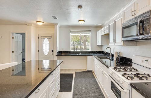 El Rancho Casa | 12 Mi to Downtown LA: Quiet Getaway w/Patio