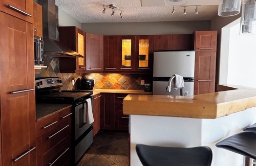 Smithers Apartamento | Fox & Fern 2 BR 2 BA Main St. Gem