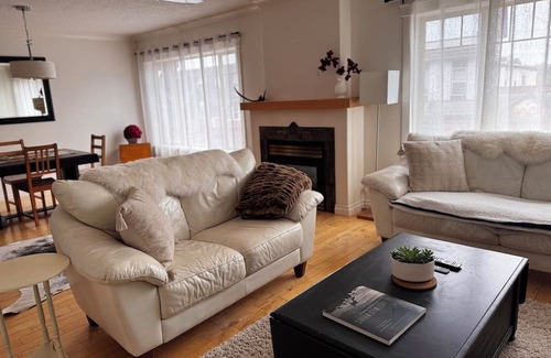Smithers Apartamento | Fox & Fern 2 BR 2 BA Main St. Gem