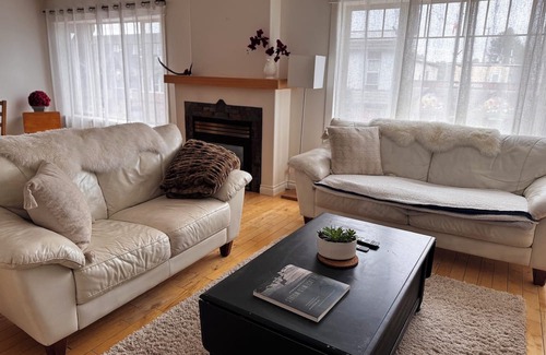 Smithers Apartamento | Fox & Fern 2 BR 2 BA Main St. Gem