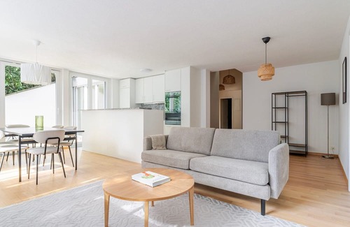 Hirslanden Apartamento | Blueground | Hirslanden, balcony, nr Zürich Lake