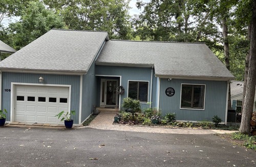 Locust Grove Casa | Beautiful, quiet lakefront property at Lake of the Woods, Virginia