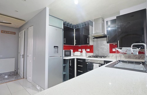 Levenshulme Casa | Manchester 3-Beds, Sleeps 6 with Onsite Parking