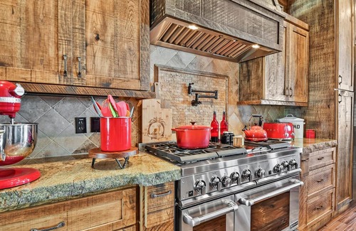Tuhaye Casa | Rustic Modern Retreat with Panoramic Views in Tuhaye