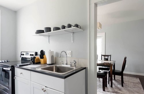 Detroit Apartamento | Long-Term Rental Comfy, Clean & Nurse-Friendly