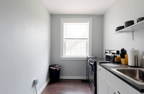 Detroit Apartamento | Long-Term Rental Comfy, Clean & Nurse-Friendly
