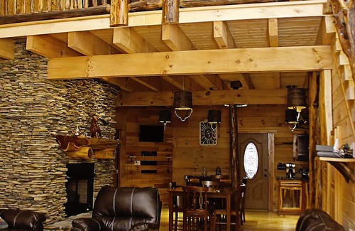 Henlawson Cabina | Deluxe 4 Bedroom 4-1/2 Bath Log Cabin With Theater Room