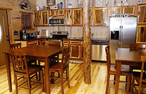 Henlawson Cabina | Deluxe 4 Bedroom 4-1/2 Bath Log Cabin With Theater Room