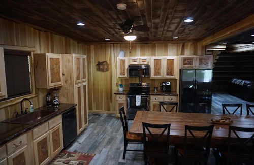 Henlawson Cabina | 6-Bedroom Master Deluxe, 5.5-Bath Log Cabin with Theater Room