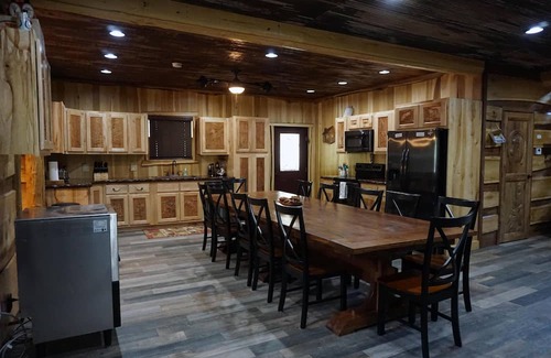 Henlawson Cabina | 6-Bedroom Master Deluxe, 5.5-Bath Log Cabin with Theater Room