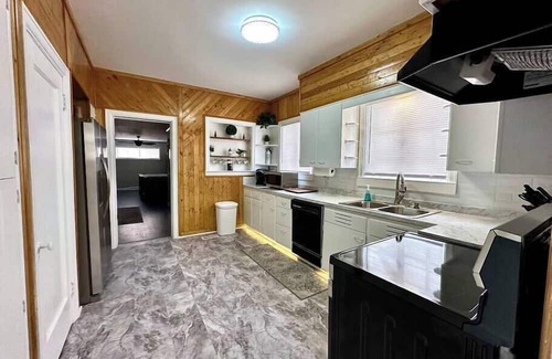 Stollings Casa | Spacious four-bedroom home