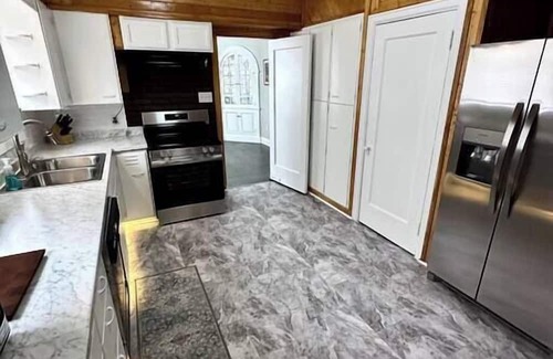Stollings Casa | Spacious four-bedroom home