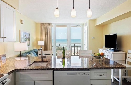 Ormond Beach Complejo | Stylish Ocean View 1BR Condo w/Resort Pool, Kitchen, & Easy Beach Walk Access