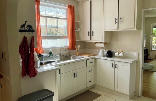 North Central Casa | Zen Modern 2QueenBed/1Ba Home w/Fiber Internet + Dedicated Workspace + Patio