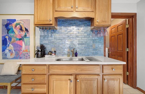 Bottineau Casa | 1BR Upper Duplex Art District + Retreat + Backyard + Parking