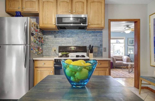 Bottineau Casa | 1BR Upper Duplex Art District + Retreat + Backyard + Parking