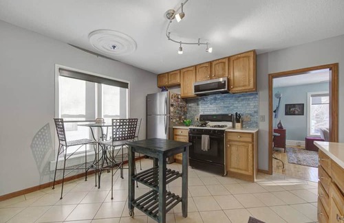 Bottineau Casa | 1BR Upper Duplex Art District + Retreat + Backyard + Parking