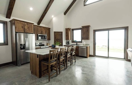 McIntosh County Cabina | Dry Lake Lodge - On the shore of Dry Lake