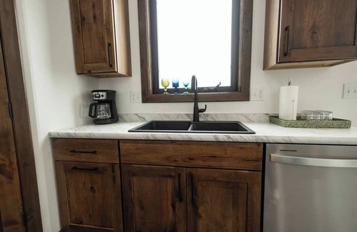 McIntosh County Cabina | Dry Lake Lodge - On the shore of Dry Lake