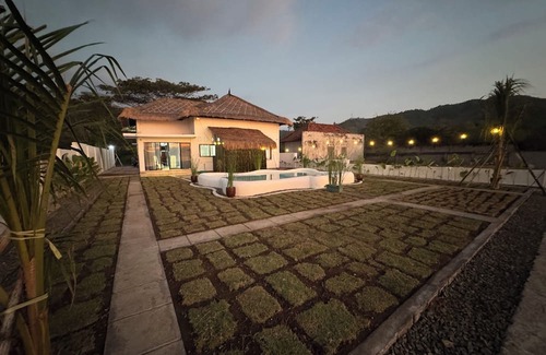 Sekotong Barat Villa | Sasak House:Private BeachFront Home