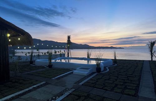 Sekotong Barat Villa | Sasak House:Private BeachFront Home