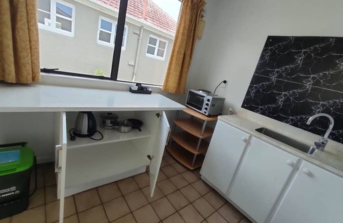 Mount Albert Chalet De Esquí | 6 Beds including 4 Double Beds and 2 Sofa Bed Garden Chalet, 8 Renton Road, Mt Albert, Auckland