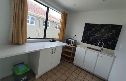 Mount Albert Chalet De Esquí | 6 Beds including 4 Double Beds and 2 Sofa Bed Garden Chalet, 8 Renton Road, Mt Albert, Auckland