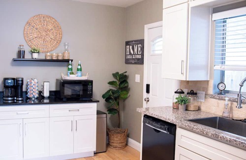 Downtown Casa | Downtown Dream House 3-bedroom house with AMENITIES!