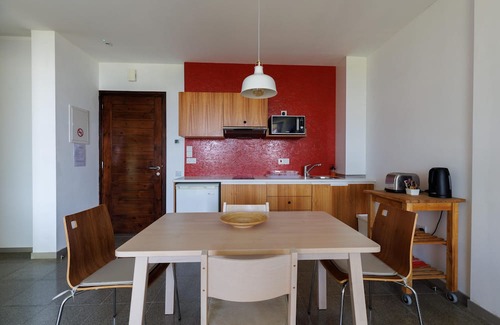 Pentakomo Apartamento | Eucrasia | One-Bedroom Apartment, Art by PraXis Apartments