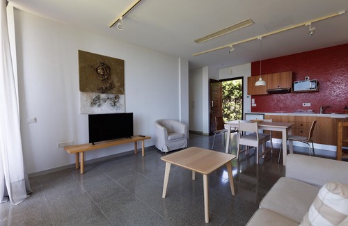 Pentakomo Apartamento | Eucrasia | One-Bedroom Apartment, Art by PraXis Apartments