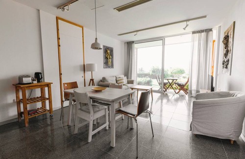 Pentakomo Apartamento | Eucrasia | One-Bedroom Apartment, Art by PraXis Apartments
