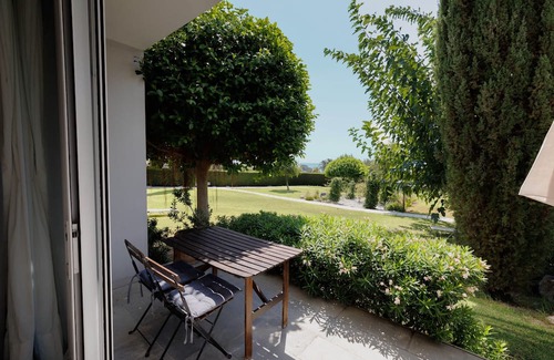 Pentakomo Apartamento | Eupnea | Studio Apartment, Art by PraXis Apartments