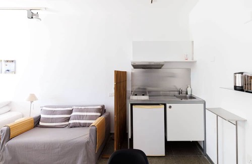 Pentakomo Apartamento | Eupnea | Studio Apartment, Art by PraXis Apartments