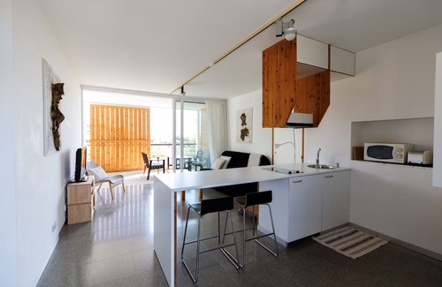 Pentakomo Apartamento | Euploia | One-Bedroom Apartment, Art by PraXis Apartments