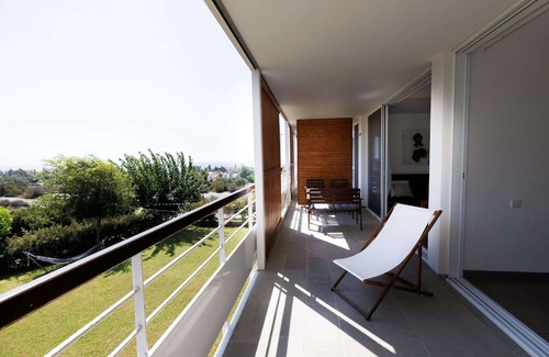 Pentakomo Apartamento | Euploia | One-Bedroom Apartment, Art by PraXis Apartments