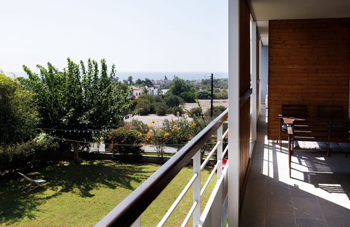 Pentakomo Apartamento | Euploia | One-Bedroom Apartment, Art by PraXis Apartments