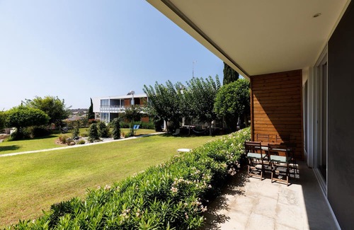Pentakomo Apartamento | Euphonia | One-Bedroom Apartment, Art by PraXis Apartments