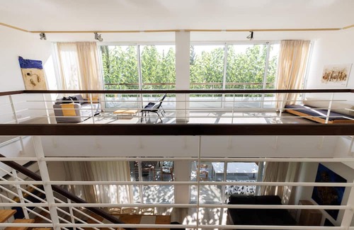 Pentakomo Apartamento | Eupraxia | Three-Bedroom Apartment, Art by PraXis Apartments