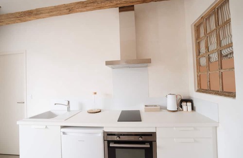 La Bastide-Clairence Cama Y Desayuno | Bed and Breakfast 'Maison Perbos 1556 - Itsasoa' with Mountain View, Wi-Fi and Air Conditioning