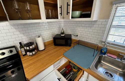 Lansing Casa | Peaceful, Cozy 2-bedroom home in Lansing