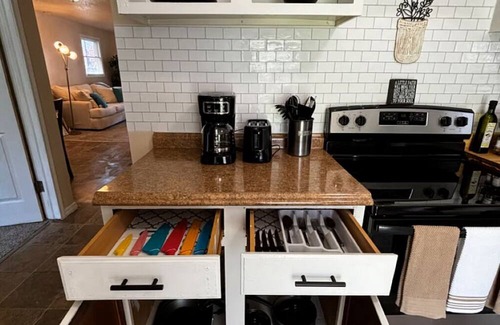 Lansing Casa | Peaceful, Cozy 2-bedroom home in Lansing