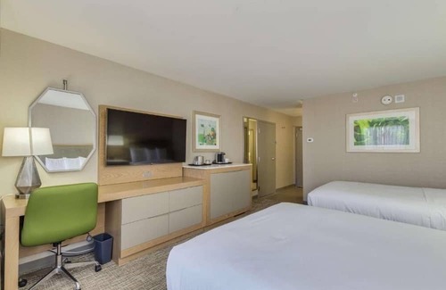 Chandler Hotel | 4 Relaxing Units with Outdoor Pool Access! Onsite Dining!